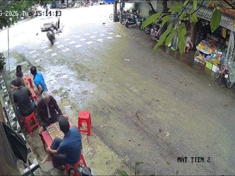 Clip: Các cụ đang “chiếu tướng” trên bàn cờ thì bị xe máy tông trúng