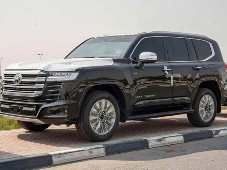 Chưa ra mắt tại Việt Nam, Toyota Land Cruiser Hybrid đã bị đội giá gần 1 tỷ đồng
