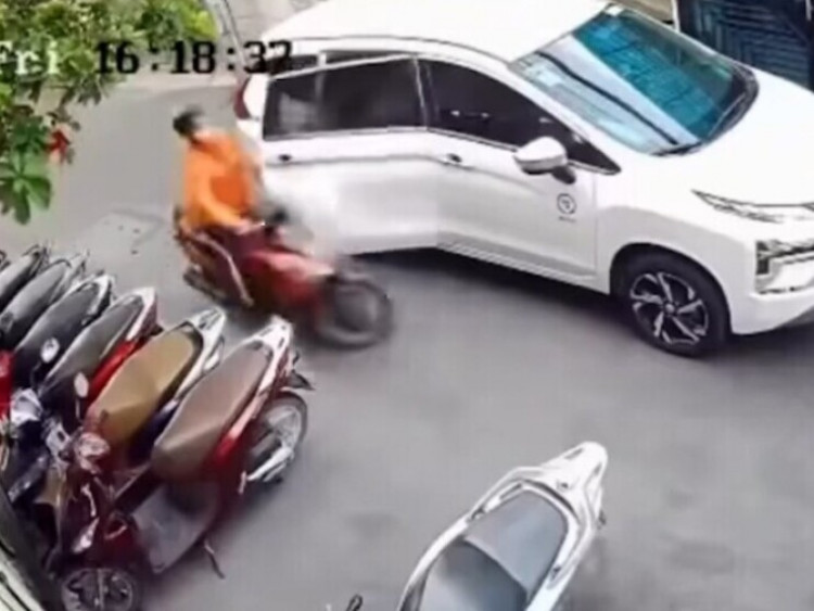 Clip: Mở cửa ô tô bất ngờ, thanh niên đi xe máy lĩnh trọn cú va chạm