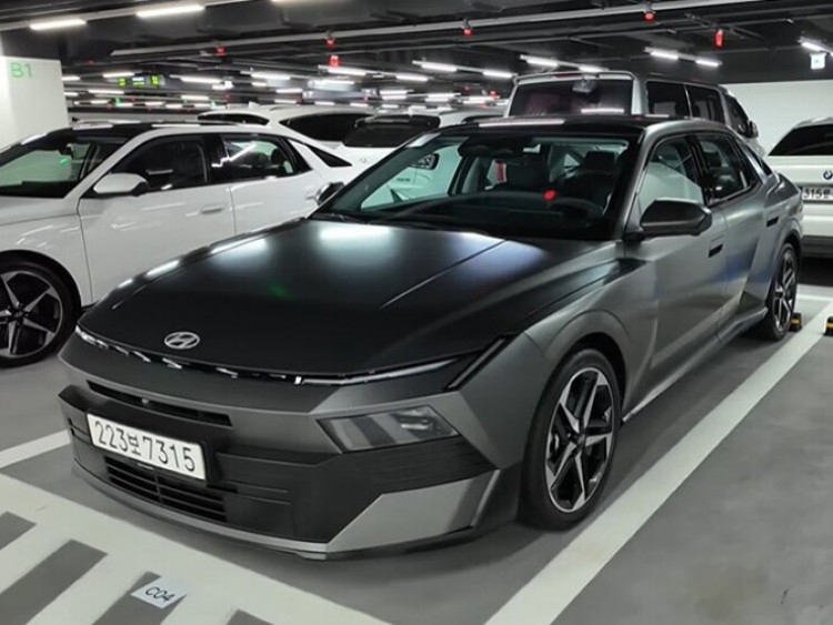 Ngắm Hyundai Elantra 2027 ngoài đời thực: Dáng mới cơ bắp, nội thất ngập công nghệ