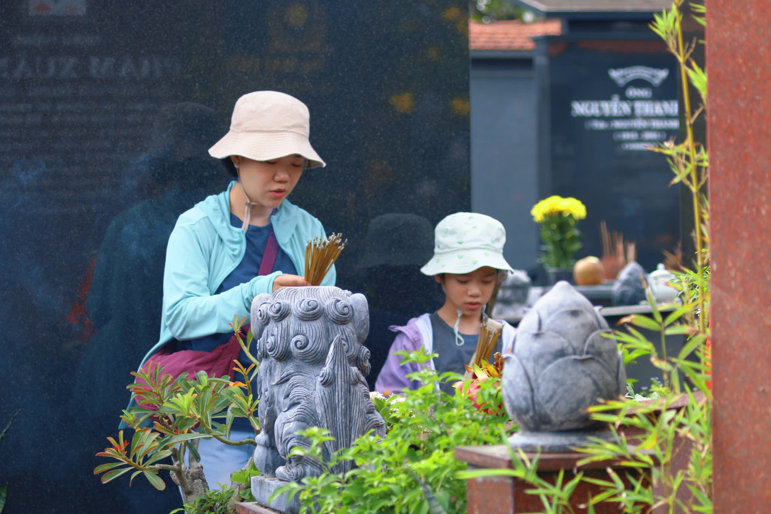 Nhiều người trẻ lựa chọn tưởng nhớ người có công tại Nghĩa trang TP.HCM - 7