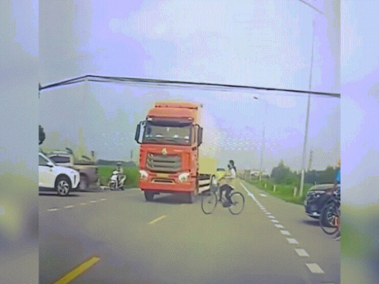 Clip: Thản nhiên đạp xe qua ngã tư, người phụ nữ suýt bị xe tải “nuốt chửng”