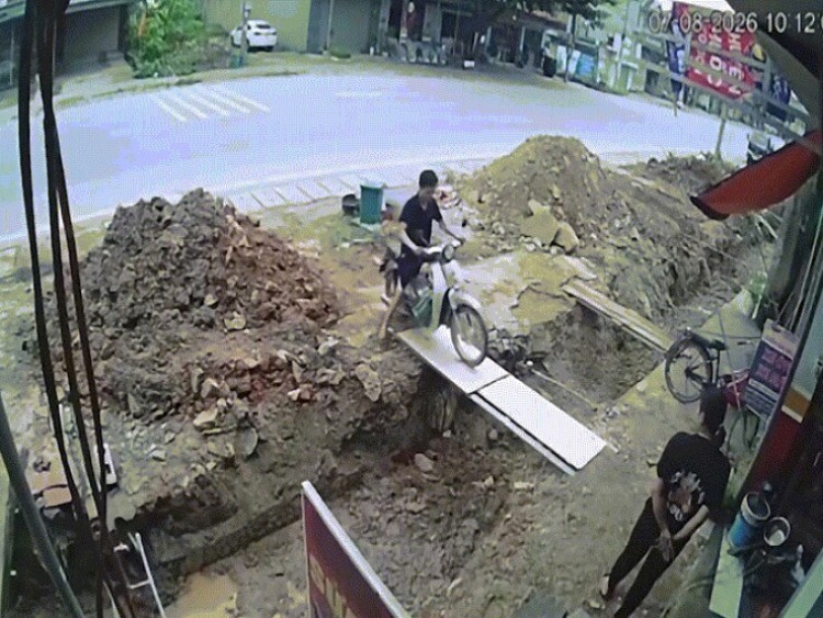 Clip: Phi xe qua đường tạm, người đàn ông rơi thẳng xuống cống