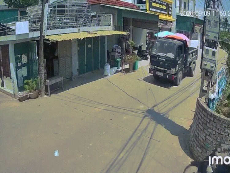 Clip: Lao thẳng vào bánh ô tô tải, người đàn ông thoát nạn trong gang tấc