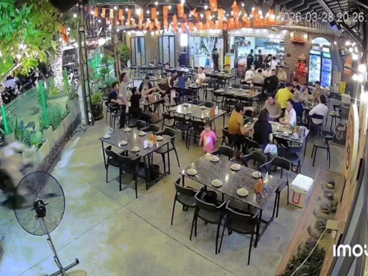 Clip: Xe đạp lao thẳng vào quán ăn, cô gái có màn “chữa ngượng” khiến ai cũng bật cười