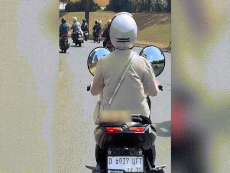 Clip: Cặp gương xe máy to như “mũ bảo hiểm”, Ninja khiến ai cũng phải ngoái nhìn