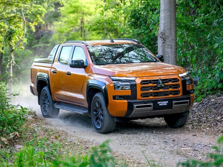 Tháng Ngâu ngược dòng: Mitsubishi Triton “hạ đo ván” Ford Ranger