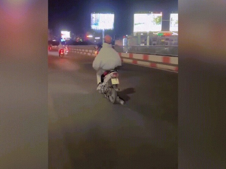Clip: Ninja thản nhiên “nẹt pô” xe máy trên đường và cái kết ấm lòng